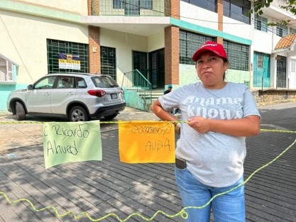 Vecinos de la colonia Benito Juárez bloquearon la carretera Xalapa-Coatepec, esquina calle Argentina, vía Briones, en protesta porque llevan más de 8 días sin agua potable. Este tipo de protestas se han hecho frecuentes en la capital veracruzana, aun cuando nada soluciona y sí perjudica a terceros.  