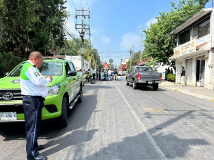 Vecinos de la colonia Benito Juárez bloquearon la carretera Xalapa-Coatepec, esquina calle Argentina, vía Briones, en protesta porque llevan más de 8 días sin agua potable. Este tipo de protestas se han hecho frecuentes en la capital veracruzana, aun cuando nada soluciona y sí perjudica a terceros.  