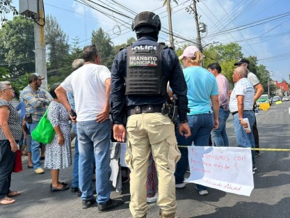 Vecinos de la colonia Benito Juárez bloquearon la carretera Xalapa-Coatepec, esquina calle Argentina, vía Briones, en protesta porque llevan más de 8 días sin agua potable. Este tipo de protestas se han hecho frecuentes en la capital veracruzana, aun cuando nada soluciona y sí perjudica a terceros.  