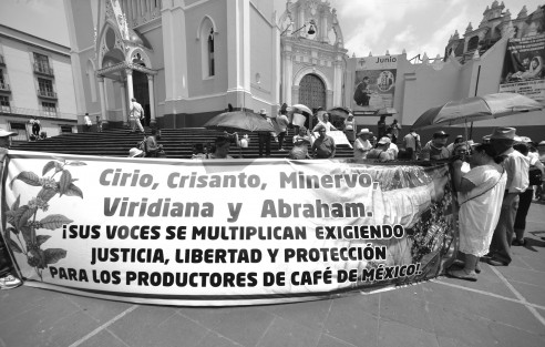 Cafeticultores y familiares se manifestaron frente al Palacio de Gobierno,  para exigir al gobernador del estado Cuitláhuac García su intervención ante el Poder Judicial del Estado de Veracruz, y pongan en libertad a Minervo N, Abraham N, Crisanto N Cirio y Viridiana N, recluidos en el penal La Toma en el municipio de Amatlán de Los Reyes.

