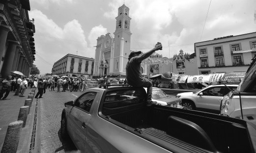Cafeticultores y familiares se manifestaron frente al Palacio de Gobierno,  para exigir al gobernador del estado Cuitláhuac García su intervención ante el Poder Judicial del Estado de Veracruz, y pongan en libertad a Minervo N, Abraham N, Crisanto N Cirio y Viridiana N, recluidos en el penal La Toma en el municipio de Amatlán de Los Reyes.

