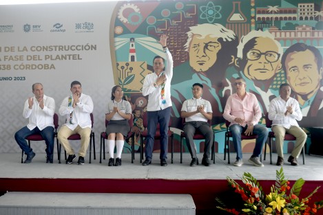El gobernador Cuitláhuac García Jiménez celebró la transformación educativa que no consiste sólo en construir aulas, sino en acercar el conocimiento a las zonas populares y revertir el daño del periodo neoliberal, cumpliendo lo que pugnó el movimiento magisterial contra una reforma estructural que acabaría con este derecho.