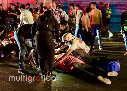 La pronta intervención de un vecino que presenció el momento cuando un motociclista atropellaba a una pareja de la tercera edad, evitó que la moto se incendiara, ya que a consecuencia del impacto, el piloto quedó atrapado bajo del motor mientras de éste derramaba la gasolina.