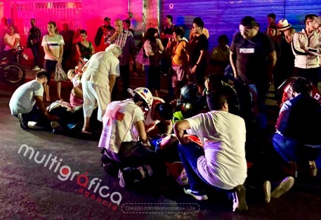 La pronta intervención de un vecino que presenció el momento cuando un motociclista atropellaba a una pareja de la tercera edad, evitó que la moto se incendiara, ya que a consecuencia del impacto, el piloto quedó atrapado bajo del motor mientras de éste derramaba la gasolina.