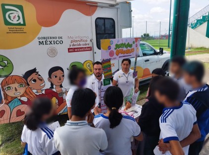 A través del servicio amigable itinerante EduSex, la Secretaría de Salud, en coordinación con autoridades municipales y otras dependencias, promueve acciones de orientación y consejería en materia de salud sexual y reproductiva, principalmente entre adolescentes.