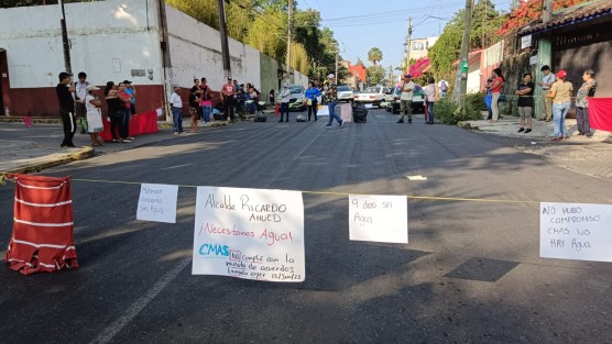 Por segundo día consecutivo, los vecinos de la colonia Benito Juárez se manifestaron y bloquearon la calle Lázaro Cárdenas por la falta de agua, pues llevan nueve días sin el servicio.