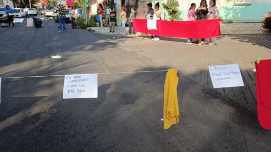 En sus pancartas se leía que la autoridad municipal no cumplió con los acuerdos pactados el martes 13 de junio en el que se especificaba que habría agua y se regularizaría la distribución en el transcurso de la tarde y anochecer. 