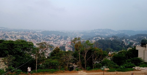 En la parte oriente de la ciudad de Xalapa continúa el crecimiento desmedido de la ciudad, lo que abona a que el agua tenga que ser repartida a miles más de habitantes en la capital.