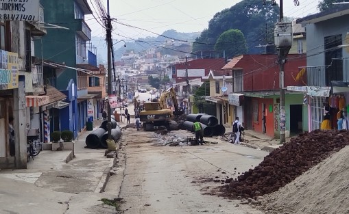 Así lucen las obras que realiza el ayuntamiento de Xalapa en la avenida Ebano. Consiste en la introducción de drenaje y repavimetación. Se tiene programado que los trabajos duren alrededor de cuatro meses.
