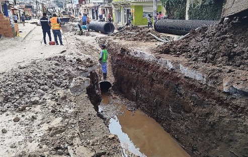 Así lucen las obras que realiza el ayuntamiento de Xalapa en la avenida Ebano. Consiste en la introducción de drenaje y repavimetación. Se tiene programado que los trabajos duren alrededor de cuatro meses.
