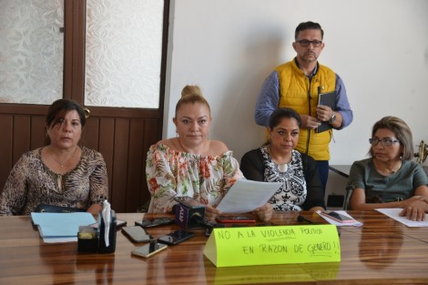 La regidora perredista del Ayuntamiento de Camerino Z. Mendoza, Elda Quintero Mármol, informó que denunció ante el OPLE al dirigente estatal de su partido, el PRD, Sergio Cadena Martínez, por violencia política de género.
