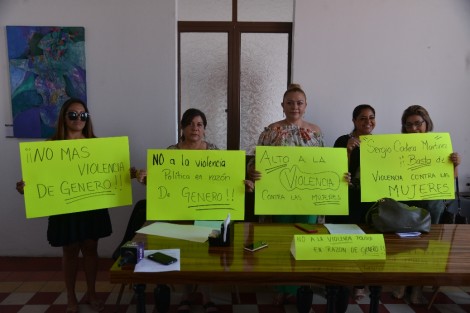 La regidora perredista del Ayuntamiento de Camerino Z. Mendoza, Elda Quintero Mármol, informó que denunció ante el OPLE al dirigente estatal de su partido, el PRD, Sergio Cadena Martínez, por violencia política de género.