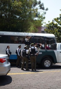 En las inmediaciones del parque los Berros  tres jóvenes fueron detenidos por elementos de la Fuerza Civil; presuntamente iban acosando en el camión a dos mujeres.