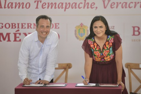 En Álamo, Ver., el gobernador Cuitláhuac García Jiménez y la secretaria de Bienestar, Ariadna Montiel Reyes, firmaron el convenio para la universalidad del programa, que establece la aplicación de un 50 por ciento de presupuesto estatal y el otro 50 de la Federación.