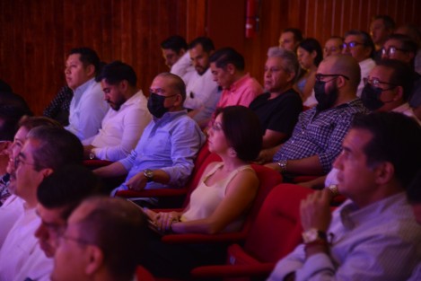 En el Teatro J.J. Herrera se realizó la conferencia De Hombre a Hombre, Paternidad Responsable, con motivo del Día del Padre. Participaron hombres de varias dependencias del ayuntamiento de Xalapa. 

