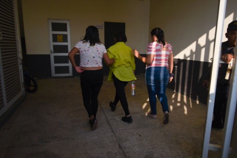 Finalmente la jueza Angélica N fue trasladada de la Ciudad de México a las salas de juicios orales del Distrito Judicial de Xalapa, con sede en Pacho Viejo, en medio de un fuerte dispositivo de seguridad.