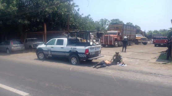 Un policía murió y dos resultaron heridos tras un enfrentamiento armado contra delincuentes en la zona de la Base Aeronaval de Las Bajadas, en el puerto de Veracruz. La fuerte balacera alarmó a la población veracruzana. 