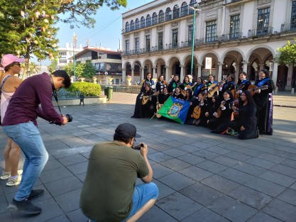 Este sábado muy de mañana para ganarle al calor, las jóvenes de la Tuna Femenil de la Universidad Veracruzana tuvieron la grabación de material promocional en sitios emblemáticos de la capital veracruzana.