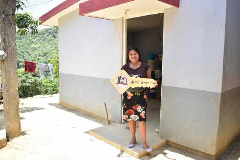 En sus cuentas de redes sociales, el Gobernador de Veracruz, Cuitláhuac García, informó de la entrega a través del INVIVIENDA, de cuartos dormitorios del Programa Calidad y Espacios para la Vivienda, para familia de las localidades de Amatepec, Toltepec y Xoxocapa del municipio de Ilamatlán.
