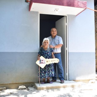 En sus cuentas de redes sociales, el Gobernador de Veracruz, Cuitláhuac García, informó de la entrega a través del INVIVIENDA, de cuartos dormitorios del Programa Calidad y Espacios para la Vivienda, para familia de las localidades de Amatepec, Toltepec y Xoxocapa del municipio de Ilamatlán.
