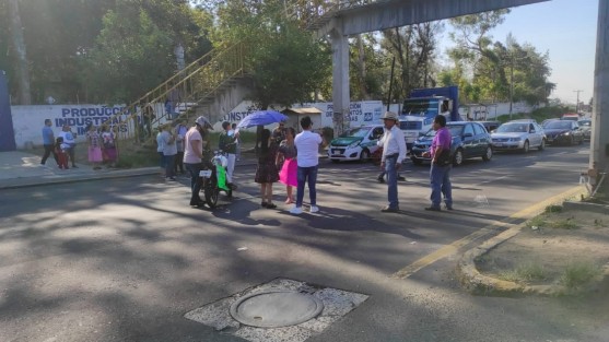 Al mantener el bloqueo en ambos carriles se dificultó el paso hacia la capital veracruzana o rumbo a Perote, ya que se instalaron a la altura del Centro de Estudios Tecnológicos, Industriales y de Servicios (CETIS) número 134. 