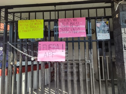  Un grupo de padres de familia se manifestó y tomaron la escuela primaria José María Morelos y Pavón, para exigir cuentas claras a la Asociación de Padres de Familia de las aportaciones y gastos realizados durante el ciclo escolar 2022-2023.
