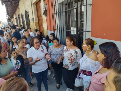  Un grupo de padres de familia se manifestó y tomaron la escuela primaria José María Morelos y Pavón, para exigir cuentas claras a la Asociación de Padres de Familia de las aportaciones y gastos realizados durante el ciclo escolar 2022-2023.
