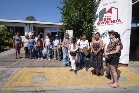 Vecinos de la Reserva Territorial se manifestaron frente a las oficinas del Instituto de la Vivienda. Reclamaron que llevan 17 años tratando de regularizar sus lotes, pero les siguen dando largas.
