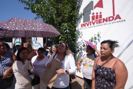 Vecinos de la Reserva Territorial se manifestaron frente a las oficinas del Instituto de la Vivienda. Reclamaron que llevan 17 años tratando de regularizar sus lotes, pero les siguen dando largas.
