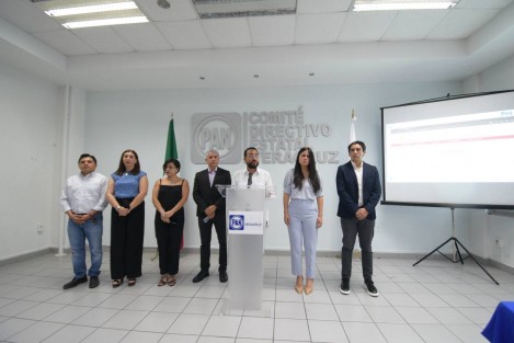 El diputado panista Miguel Hermida aclaró que el ex gobernador Miguel Ángel Yunes Linares no es su jefe, sólo tienen coincidencias políticas. 
