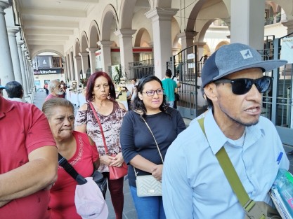 Vecinos de la colonia Lomas de San Roque piden la pavimentación de varias calles. Explicaron que llevan tiempo gestionando la obra, pero hasta la fecha no les han respondido.
