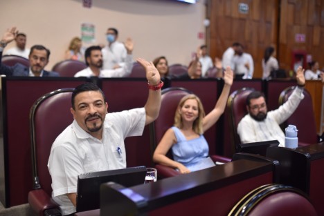 Con 38 votos a favor y dos abstenciones, el Pleno de la LXVI Legislatura del estado aprobó el dictamen de Decreto que adiciona un capítulo IV Bis al Título tercero del Libro Primero, con los Artículos 17 Bis, 17 Ter y 17 Quater, al Código Electoral para el Estado de Veracruz, con lo que se da cumplimiento a lo ordenado por la Suprema Corte de Justicia de la Nación (SCJN) en la sentencia dictada en la Acción de Inconstitucionalidad 241/2020 y sus Acumuladas.

