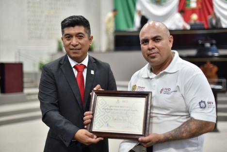 Con la presencia en el Recinto de Sesiones de la menor Emily Astrid Xochicale Francisco, el legislador José Luis Tehuintle Xocua propone destinar recursos para el boxeo.