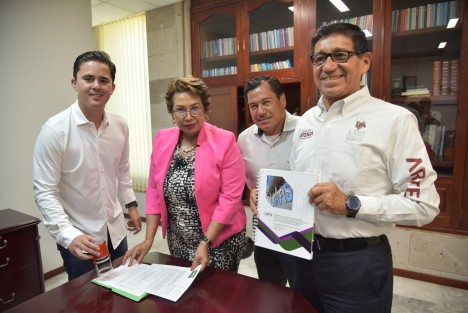 El presidente de la Comisión Permanente de Vigilancia del Congreso local, diputado Rafael Gustavo Fararoni Magaña, recibió de la titular del Órgano de Fiscalización Superior del estado (Orfis), Auditora Delia González Cobos, los informes de las Auditorías derivadas del exhorto del Congreso del Estado, contenido en el Acuerdo publicado en la Gaceta Oficial el 14 de junio de 2022, en relación con el Grupo Metropolitano de Agua y Saneamiento, S.A.P.I de C.V, en los municipios de Medellín de Bravo y Veracruz.

