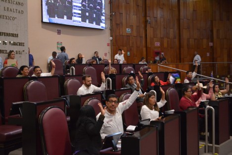Con 43 votos a favor, sin votos en contra ni abstenciones, el Pleno de este Congreso aprobó el dictamen con proyecto de Decreto por el que se reforman, adicionan y derogan diversas disposiciones de la Ley de los Cuerpos de Bomberos del Estado de Veracruz de Ignacio de la Llave, a fin de garantizar a las distintas corporaciones mejores condiciones para el desempeño de su labor.

