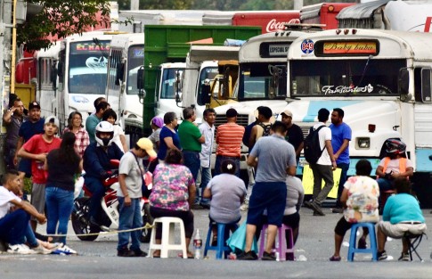 Aproximadamente 12 horas se mantuvo el cierre de la circulación del boulevard Xalapa-Banderilla  (ambos carriles)  El motivo es la desesperación de los banderillenses por la falta de agua potable, argumentando que tienen un mes sin que se les provea del vital líquido/ Lux 