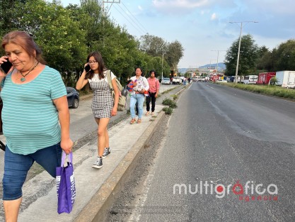 Aproximadamente 12 horas se mantuvo el cierre de la circulación del boulevard Xalapa-Banderilla  (ambos carriles)  El motivo es la desesperación de los banderillenses por la falta de agua potable, argumentando que tienen un mes sin que se les provea del vital líquido/ Lux 