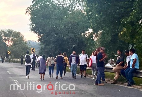 Aproximadamente 12 horas se mantuvo el cierre de la circulación del boulevard Xalapa-Banderilla  (ambos carriles)  El motivo es la desesperación de los banderillenses por la falta de agua potable, argumentando que tienen un mes sin que se les provea del vital líquido/ Lux 