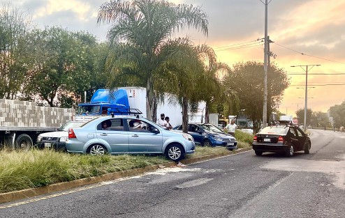 Aproximadamente 12 horas se mantuvo el cierre de la circulación del boulevard Xalapa-Banderilla  (ambos carriles)  El motivo es la desesperación de los banderillenses por la falta de agua potable, argumentando que tienen un mes sin que se les provea del vital líquido/ Lux 