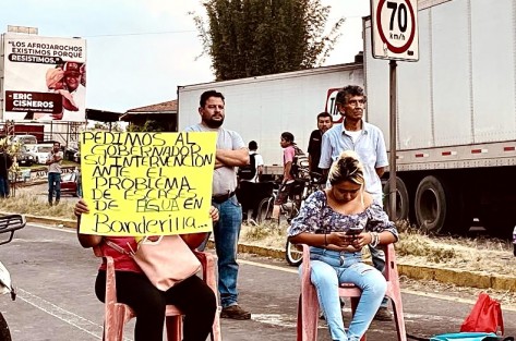 Aproximadamente 12 horas se mantuvo el cierre de la circulación del boulevard Xalapa-Banderilla  (ambos carriles)  El motivo es la desesperación de los banderillenses por la falta de agua potable, argumentando que tienen un mes sin que se les provea del vital líquido/ Lux 