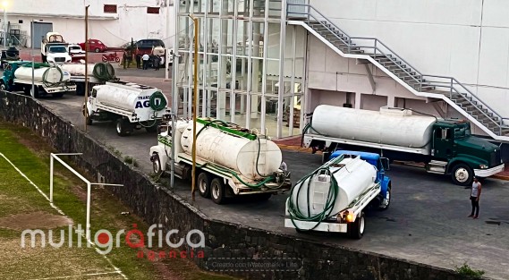 Aproximadamente 12 horas se mantuvo el cierre de la circulación del boulevard Xalapa-Banderilla  (ambos carriles)  El motivo es la desesperación de los banderillenses por la falta de agua potable, argumentando que tienen un mes sin que se les provea del vital líquido/ Lux 
