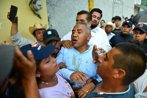 Tras 12 horas de protesta, vecinos de Banderilla retiraron el bloqueo que había en el centro de la cabecera municipal, así como en la carretera Xalapa-Banderilla, exigiendo que se restablezca el servicio de agua en el municipio, pues son miles de los que padecen escasez desde hace un mes. Mañana amenazan con más bloqueos, tome sus precauciones.
