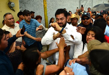 Tras 12 horas de protesta, vecinos de Banderilla retiraron el bloqueo que había en el centro de la cabecera municipal, así como en la carretera Xalapa-Banderilla, exigiendo que se restablezca el servicio de agua en el municipio, pues son miles de los que padecen escasez desde hace un mes. Mañana amenazan con más bloqueos, tome sus precauciones.