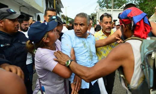 Tras 12 horas de protesta, vecinos de Banderilla retiraron el bloqueo que había en el centro de la cabecera municipal, así como en la carretera Xalapa-Banderilla, exigiendo que se restablezca el servicio de agua en el municipio, pues son miles de los que padecen escasez desde hace un mes. Mañana amenazan con más bloqueos, tome sus precauciones.