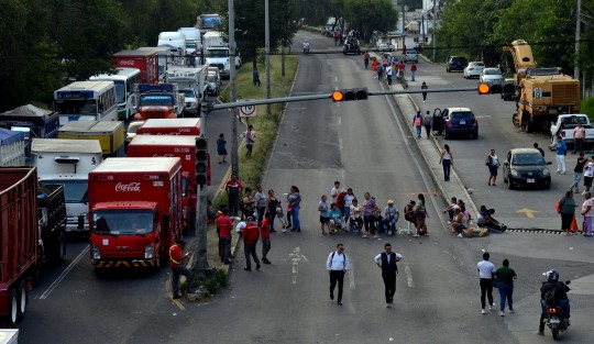 Tras 12 horas de protesta, vecinos de Banderilla retiraron el bloqueo que había en el centro de la cabecera municipal, así como en la carretera Xalapa-Banderilla, exigiendo que se restablezca el servicio de agua en el municipio, pues son miles de los que padecen escasez desde hace un mes. Mañana amenazan con más bloqueos, tome sus precauciones.