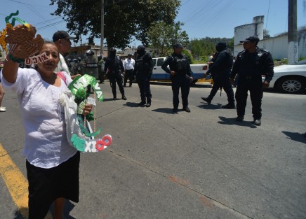 Policías de la Secretaría de Seguridad Pública desalojaron a un grupo de manifestantes que por segundo día consecutivo bloquearon el centro de Banderilla. 
