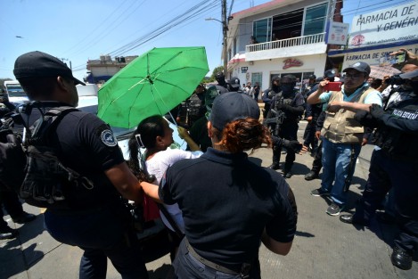Policías de la Secretaría de Seguridad Pública desalojaron a un grupo de manifestantes que por segundo día consecutivo bloquearon el centro de Banderilla. 
