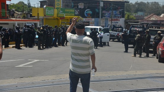 Policías de la Secretaría de Seguridad Pública desalojaron a un grupo de manifestantes que por segundo día consecutivo bloquearon el centro de Banderilla. 
