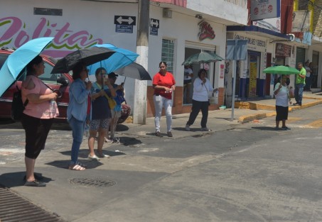 Policías de la Secretaría de Seguridad Pública desalojaron a un grupo de manifestantes que por segundo día consecutivo bloquearon el centro de Banderilla. 
