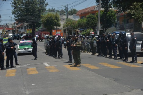 Policías de la Secretaría de Seguridad Pública desalojaron a un grupo de manifestantes que por segundo día consecutivo bloquearon el centro de Banderilla. 